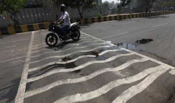 STOP LOOK GO: भारतीय सड़कों पर बने स्‍पीड ब्रेकर हैं खतरनाक, हर साल लेते हैं 10,000 से ज्‍यादा लोगों की जान- India TV Paisa
