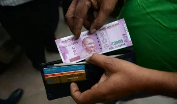 ATM मशीनों को छोटे नोट निकालने लायक बनाने में जुटे बैंक, 2000 का नोट बंद होने का शक- India TV Paisa