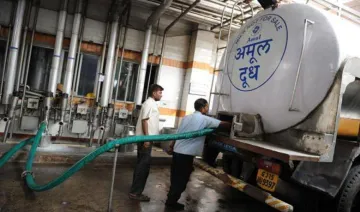 गुजरात, महाराष्ट्र में अमूल दूध दो रुपए प्रति लीटर महंगा हुआ, जल्द अन्य राज्यों में भी बढ़ सकते है दाम- India TV Paisa