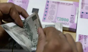 एक अमेरिकी डॉलर के मुकाबले भारतीय रुपया शुक्रवार को 17 पैसा कमजोर होकर 64.69 पर खुला- India TV Paisa