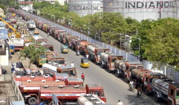 न्यूनतम मजदूरी की मांग पर तेल टैंकर वालों की अनिश्चितकालीन हड़ताल, पेट्रोल-डीजल की हो सकती है किल्लत- India TV Paisa