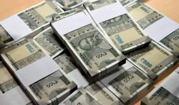 एक अमेरिकी डॉलर के मुकाबले भारतीय रुपया शुक्रवार को 6 पैसा कमजोर होकर 64.27 पर खुला- India TV Paisa