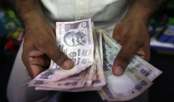एक अमेरिकी डॉलर के मुकाबले भारतीय रुपया बुधवार को 9 पैसा मजबूत होकर 64.12 पर खुला- India TV Paisa