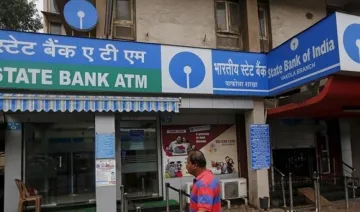 एक अप्रैल से SBI में ATM लेनदेन भी पड़ेगा महंगा, 5 फ्री ट्रांजैक्‍शन के बाद देना होगा 20 रुपए का शुल्‍क- India TV Paisa