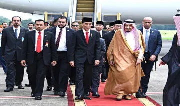 1,000 लोगों के साथ साऊदी किंग सलमान पहुंचे इंडोनेशिया, दो लिमोजिन और 450 टन सामान है साथ में- India TV Paisa