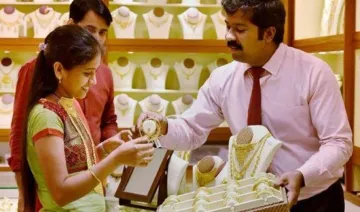 घरेलू ज्वैलर्स की खरीदारी से लगातार दूसरे दिन महंगा हुआ सोना, चांदी की कीमतों में 25 रुपए की तेजी- India TV Paisa