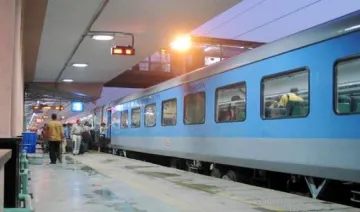 खर्च बचाने के लिए ट्रेनों के कोच के बाहर रेलवे अब नहीं लगाएगा रिजर्वेशन चार्ट, ऐसे पता कीजिए अपना PNR स्‍टेटस- India TV Paisa