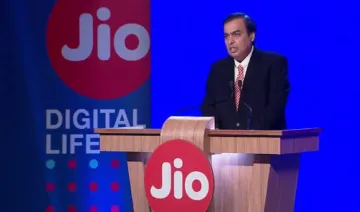 Reliance AGM : लॉन्‍च हुआ Jio का 4G VoLTE फीचर फोन, मुकेश अंबानी ने की ये बड़ी घोषणाएं- India TV Paisa