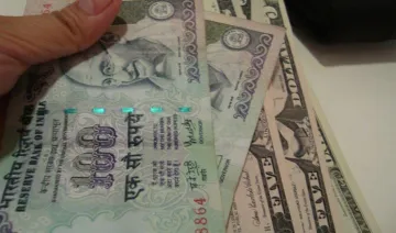 एक अमेरिकी डॉलर के मुकाबले भारतीय रुपया सोमवार को 1 पैसा कमजोर होकर 64.42 पर खुला- India TV Paisa