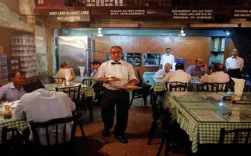 खाने-पीने के बिल पर सर्विस चार्ज खत्म, अधिक पैसे वसूलने की तैयारी में रेस्टोरेंट मालिक!- India TV Paisa