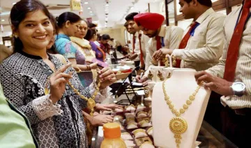 सकारात्मक वैश्विक संकेतों, ज्‍वैलर्स की खरीद बढ़ने से सोने में तेजी जारी, चांदी में आई और गिरावट- India TV Paisa