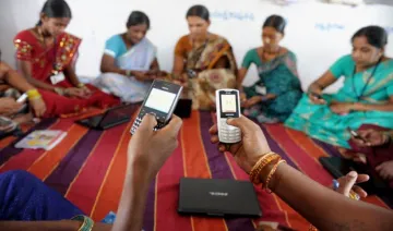 कैसे होगा लेस कैश भारत का सपना पूरा, 50 हजार गांवों में नहीं है मोबाइल नेटवर्क- India TV Paisa