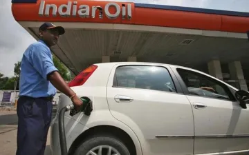 पिछले 9 दिन में 1.77 रुपए सस्ता हुआ पेट्रोल, डीजल के दामों में हुई 88 पैसे की कटौती, अब आगे क्या- India TV Paisa