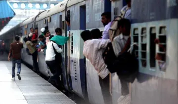 ट्रेन सफर 10 फीसदी तक होगा महंगा, किराया बढ़ाने के इन पांच तरीकों पर प्रभु कर रहे हैं विचार- India TV Paisa