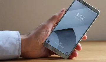 सैमसंग गैलेक्‍सी S8 के जवाब में LG ने लॉन्‍च किया G6 स्मार्टफोन, इसमें वाटर प्रूफ टेक्‍नोलॉजी है खास- India TV Paisa