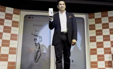 सचिन तेंदुलकर ने लॉन्‍च किया Smartron srt.phone, जबरदस्‍त फीचर्स से लैस है यह खास फोन- India TV Paisa