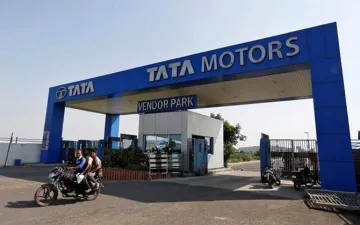 टाटा मोटर्स का शुद्ध लाभ चौथी तिमाही में 17 फीसदी घटा, 4336 करोड़ रुपए का हुआ मुनाफा- India TV Paisa