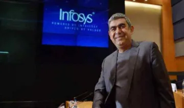 Infosys के CEO विशाल सिक्का का वेतन FY17 में 67% घटा, फि‍र भी कर्मचारियों के औसत वेतन से 283 गुना है अधिक- India TV Paisa