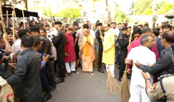 Yogi Adityanath Broom- India TV Hindi