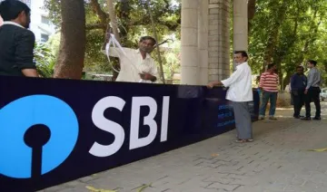 SBI में फिक्‍स्‍ड डिपॉजिट कराने पर मिलेगा कम ब्याज, बैंक ने ब्याज दरों में की 25 बेसिस प्वाइंट की कटौती- India TV Paisa