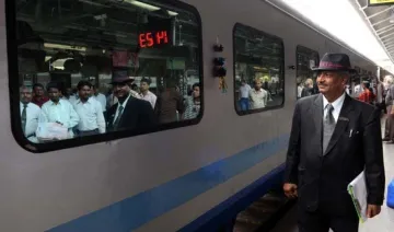 ट्रेन में सफर के दौरान मददगार बनेगा TC, रेलवे ने ड्यूटी और जिम्मेदारियों में किया बड़ा बदलाव- India TV Paisa