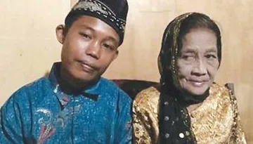 Teenager marries an old woman in Indonesia- India TV Hindi