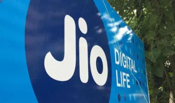 Reliance Jio ने की टेलीकॉम इंडस्‍ट्री को फि‍र हिलाने की तैयारी, इसी महीने 500 रुपए में लॉन्‍च करेगी 4G VoLTE फोन- India TV Paisa