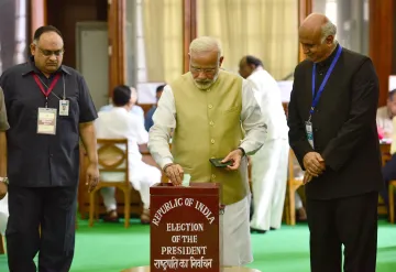 PM Modi casting his vote- India TV Hindi