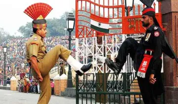 pak ranger falls during beating retreat ceremony- India TV Hindi
