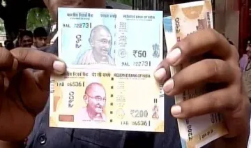 50 और 200 रुपए के नए नोट निकालने के लिए लगी भीड़, जानिए कहां मिल रहे हैं नए नोट- India TV Paisa