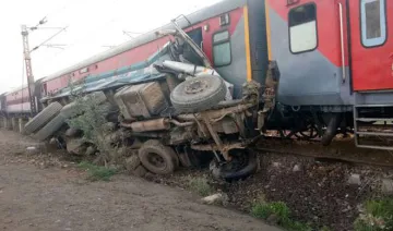 Kaifiyat-Express-derails- India TV Hindi