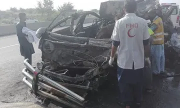 van catches fire in pakistan- India TV Hindi