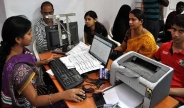 UIDAI ने बैंकों को दी आधार के लिए मशीन और लोग बहाल करने की मंजूरी, 10% शाखाओं में जल्‍द शुरू होगी सुविधा- India TV Paisa