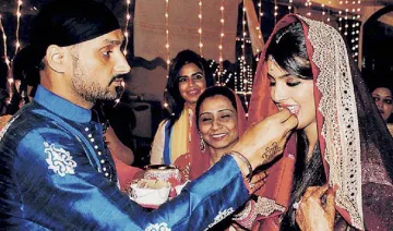 Harbhajan Singh with his wife Geeta Basra- India TV Hindi