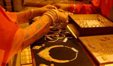 दीवाली के मुहूर्त कारोबार में सोना-चांदी की चमक पड़ी फीकी, भाव में 250 रुपए की आई गिरावट- India TV Paisa