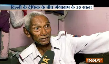 Delhi traffic old man- India TV Hindi