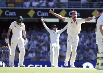 Stuart Broad appeals for the wicket of Australia's Shaun...- India TV Hindi