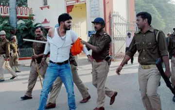 BHU, Violence- India TV Hindi