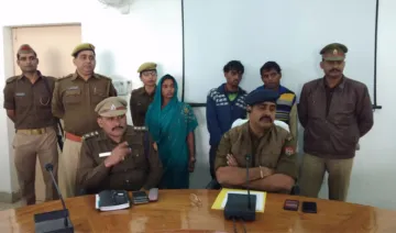 Shahjahanpur Police with accused- India TV Hindi
