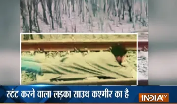 VIDEO: चलती ट्रेन के नीचे...- India TV Hindi