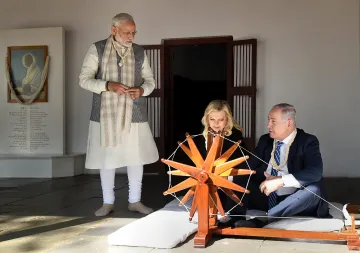 Gujarat-Modi-Netanyahu-hold-grand-roadshow-in-Ahmedabad- India TV Hindi