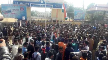 Madhya-Pradesh-ABVP-members-clash-with-police-over-Bharat-Mata-aarti- India TV Hindi