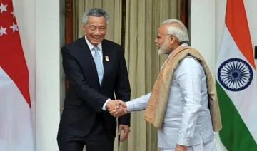 Narendra Modi shakes hand with Singapore counterpart Lee...- India TV Hindi