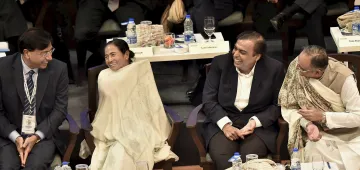 बंगाल वैश्विक कारोबारी सम्मेलन के दौरान मुख्‍यमंत्री ममता बनर्जी लक्ष्‍मी निवास मित्‍तल और मुकेश अंब- India TV Paisa