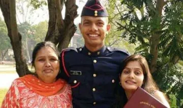 Captain Kapil Kundu with his mother and sister- India TV Hindi