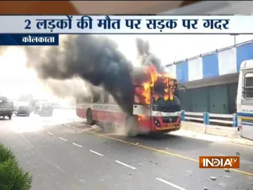 Kolkata-Crowd-goes-on-rampage-after-2-people-died-in-road-accident-set-bus-on fire- India TV Hindi