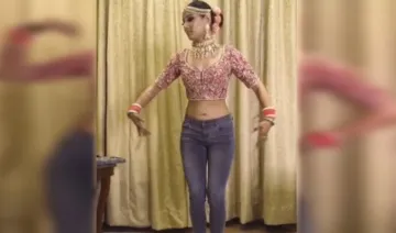 Video-Bride-dancing-on-Punjabi-song-at-her-own-wedding-in-choli-and-jeans-going-viral- India TV Hindi