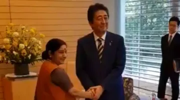 External Affairs Minister Sushma Swaraj meets Japanese PM Shinzo Abe, conveys PM Modi's greetings- India TV Hindi