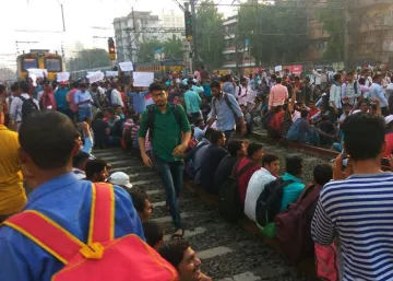 रेलवे ट्रेक पर...- India TV Hindi
