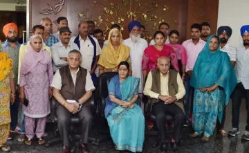 Sushma Swaraj meets with family members of the Indians kidnapped by ISIS in Iraq | PTI- India TV Hindi